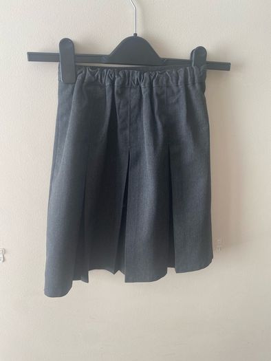 Dunnes grey skirt (age 7)