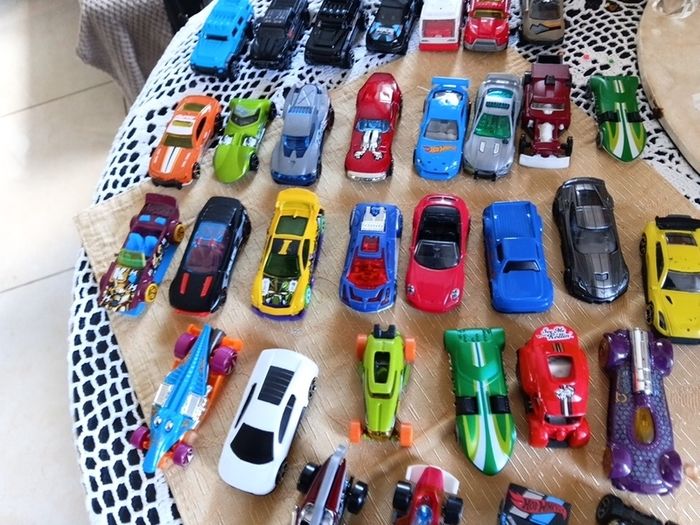 33 Die cast metal collectable cars