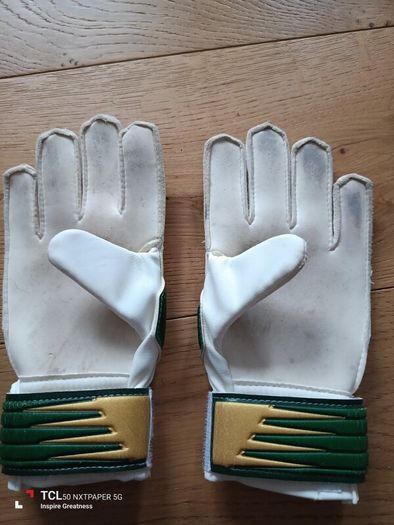football gloves. Size5. Age8