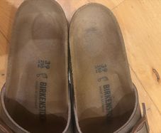 Birkenstocks Sandals -Champagne leather Sandal with buckle , hardly worn. Size 39. Beautiful comfort andTimeless fashion pieces perfect for summer but all year comfort