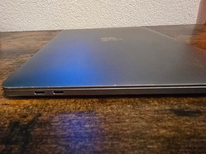 Macbook Pro 13.3" 2020 | 16gb | 2.0ghz I5 | 512gb Ssd