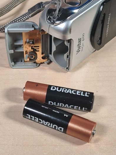 Vivitar Vivicam 4100 Digital Camera 4mp Mega Pixels Compact Takes 2 X Aa Batteries
