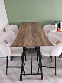 Breakfast bar and 4 chairs