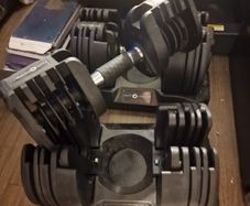 Adjustable dumbells