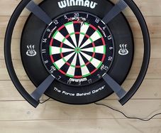Winmau Blade X Dartboard + Winmau Surround