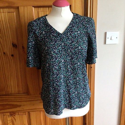 Ladies Gallery Navy blue floral print blouse top size 8 includes postage