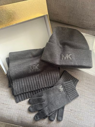 Set of a scarf, hat and gloves Michael Kors
