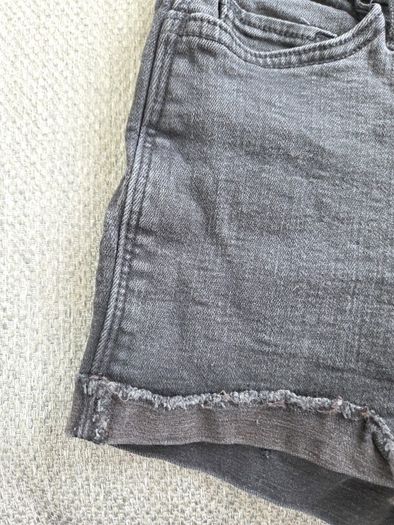 Hollister girls shorts age 12-15 approx, waist 23