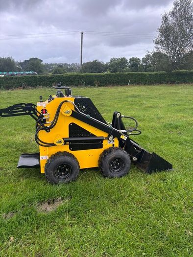 Mini skid steer loader