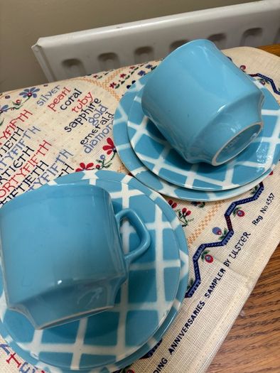 Vintage Tams England Pieces - 2 cups, saucers and side plates matching and 2 Retro soup Bowls ( 8 Pieces )