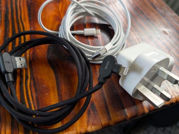 genuine 12W apple charger with 2 lighting Port cables