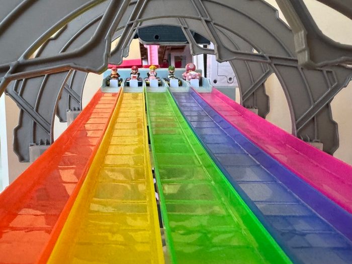 Hot Wheels Mario Kart Rainbow Road Raceway Set