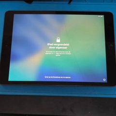 iPad 8th Gen Wi-Fi - Space Gray - Fair Bent Frame and Cracked Screen