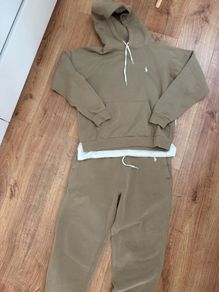 Woman Ralph Lauren tracksuit and t-shirt