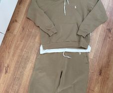 Woman Ralph Lauren tracksuit and t-shirt