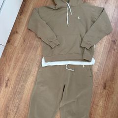 Woman Ralph Lauren tracksuit and t-shirt