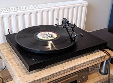 Pro-Ject debut turntable upgraded version with better plater Ortofon included with the original cover
