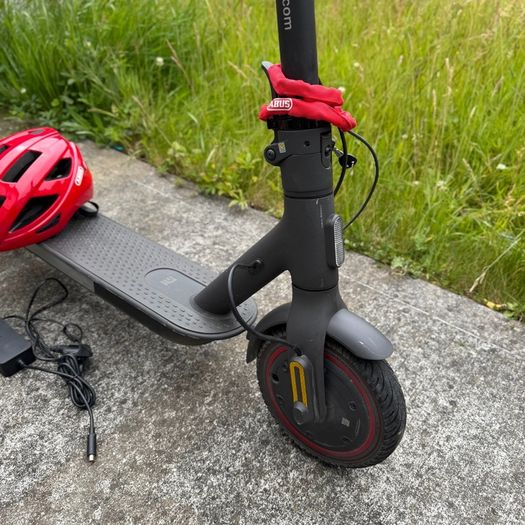 Xiaomi Mi Electric Scooter Pro 2 + ABUS Helmet + ABUS Lock