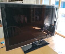 Samsung LCD TV 40" with stand