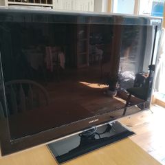 Samsung LCD TV 40" with stand