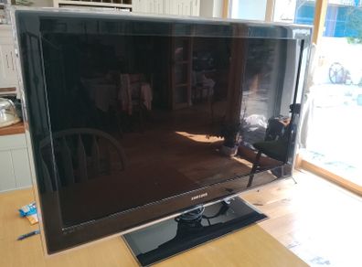 Samsung LCD TV 40" with stand
