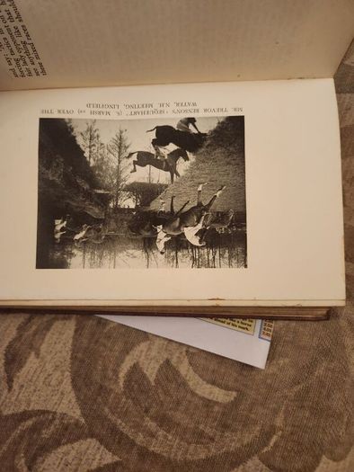 The Horseman's Year Book. Edited By Lt.col.w.e.lyon. 1950 First Edition Hardback In Good Condition. Plus Hunting,showing, And Chasing. By Sam Marsh. See Photos For Same.