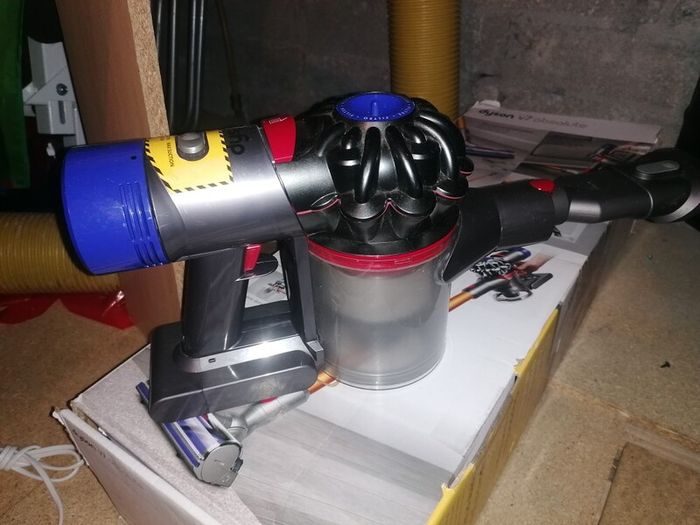 Dyson V7 absolute