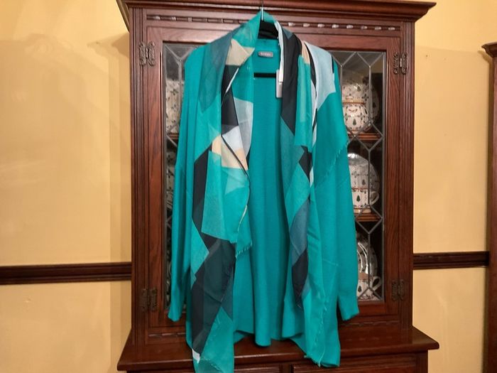 SAMOON BARGAIN PRICE. New Light Weight Scarf In Jade Green Dark Navy Beige And White .length Is 180 Cm