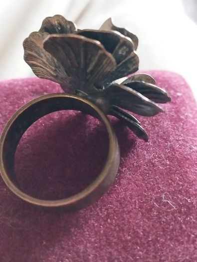 Beautiful vintage flower ring.