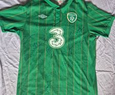 Euro 2012 squad signed ireland jersey,size XL MINT, NEVER WORN