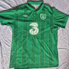Euro 2012 squad signed ireland jersey,size XL MINT, NEVER WORN