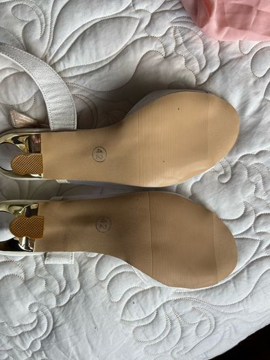 sandals with heel never worn