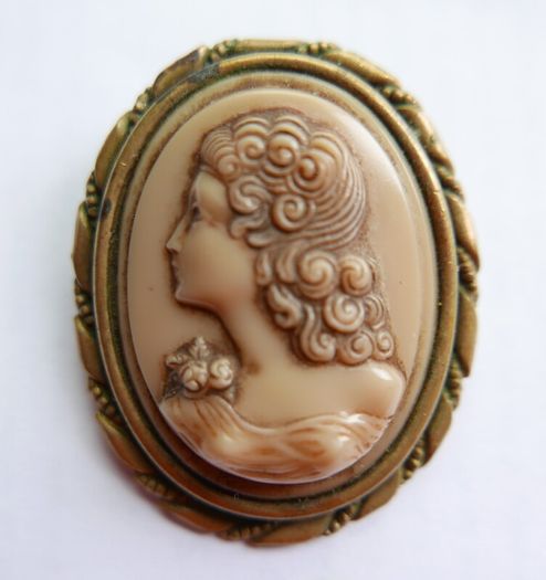 Vintage  Cameo Brooch