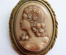 Vintage  Cameo Brooch