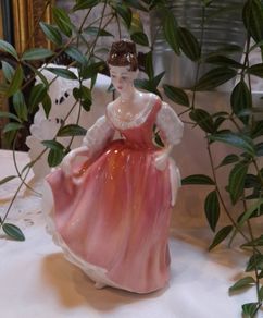 Royal Doulton figurine "Fair lady" coral pink