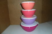 Tupperware bowl set