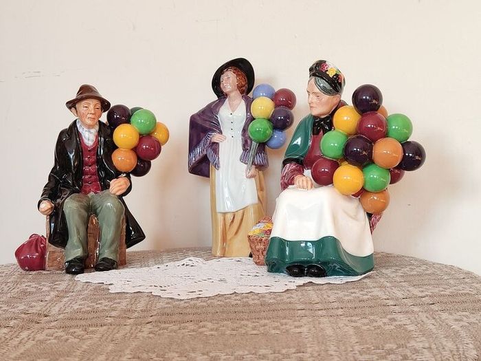 Vintage porcelain figurines family of balloon sellers by Royal Doultot . 85 euro each