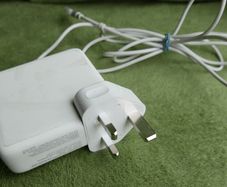 Apple 85w  Power Adapter