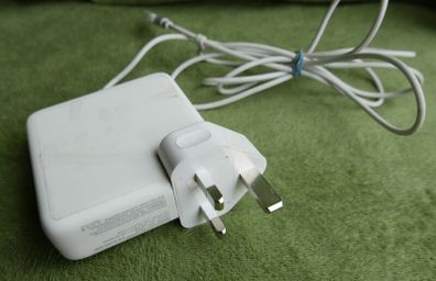 Apple 85w  Power Adapter
