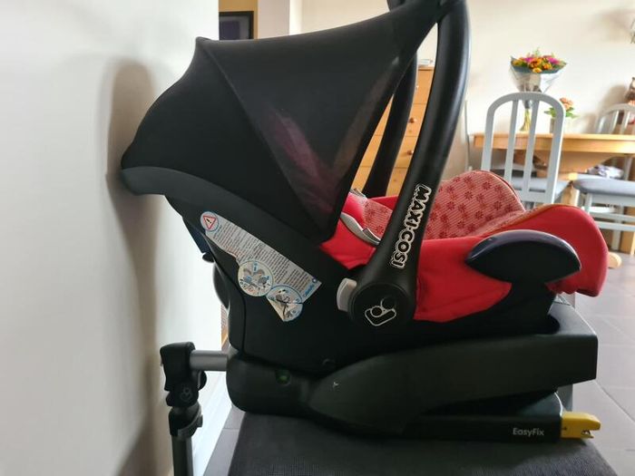 Maxi Cosi isofix base and car seat