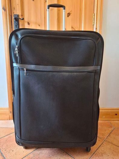 Large LINEA Suitcase.Luggage+ 4 Wheels. Excellent Condition