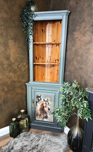 Corner display unit