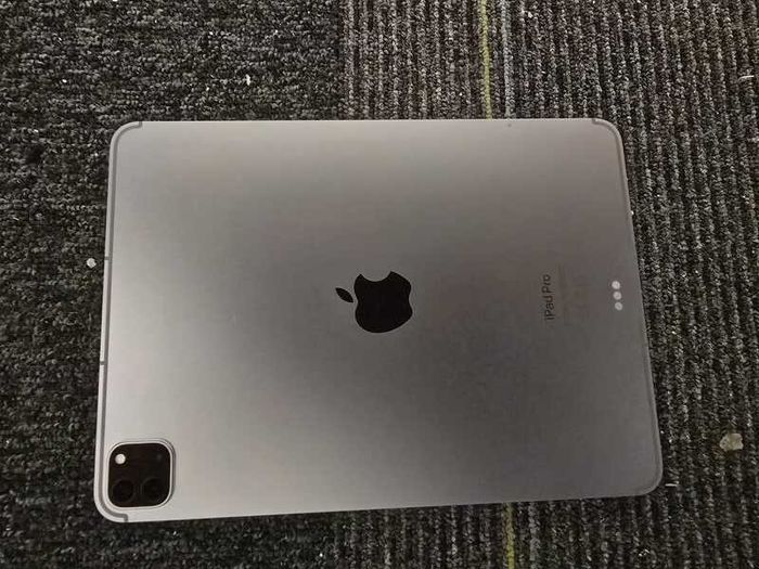 Apple iPad Pro 11-inch 4th Gen 128GB - Wi-Fi + Cellular