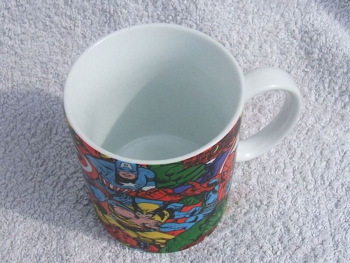 MARVEL SUPERHEROES mug (Marvel comics) - a nicely made mug depicting Captain America, Iron Man, Wolverine, Hulk and Spiderman
