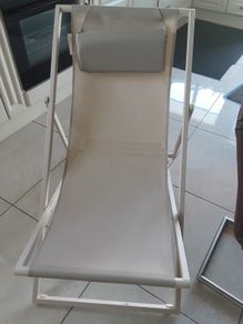 Pair of cream deckchairs new
