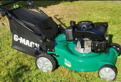 Petrol lawnmower with grassbox