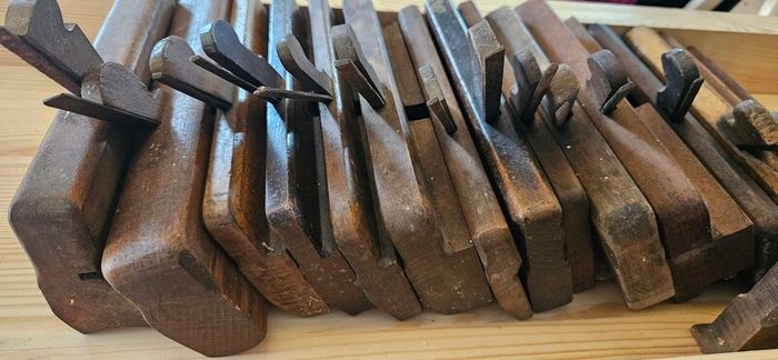 Mathieson plough plane and 17 moulding planes