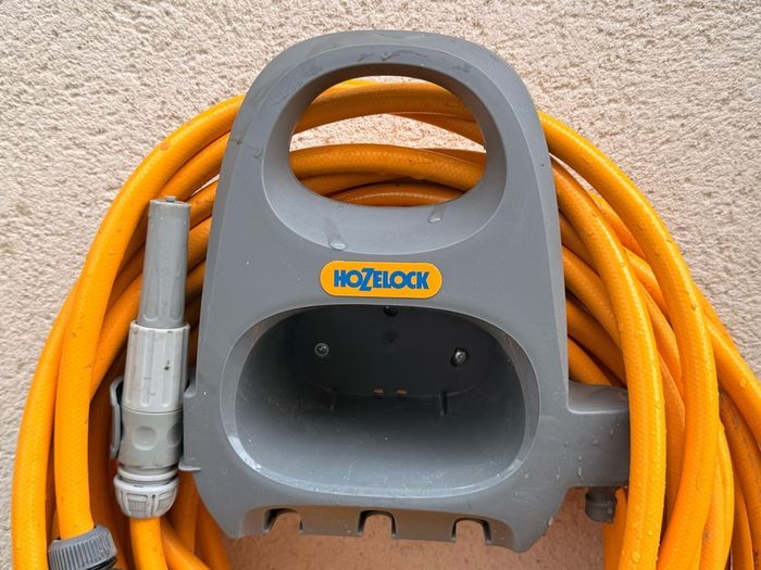 20m Garden Hose and HozeLock hanges + quick connectors