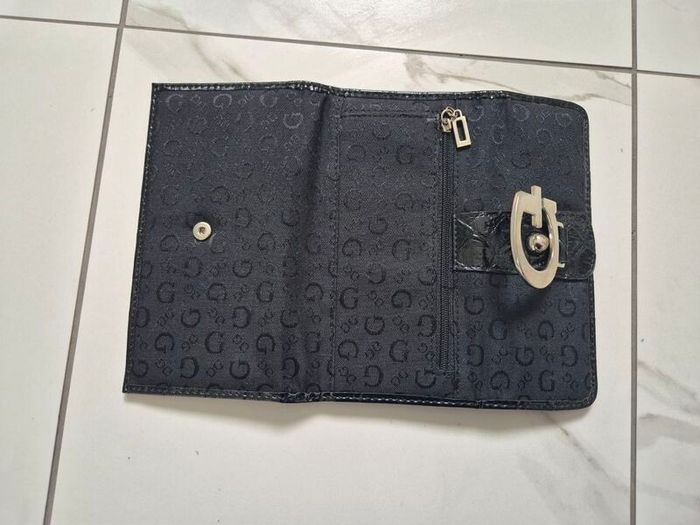 Guess woman's wallet