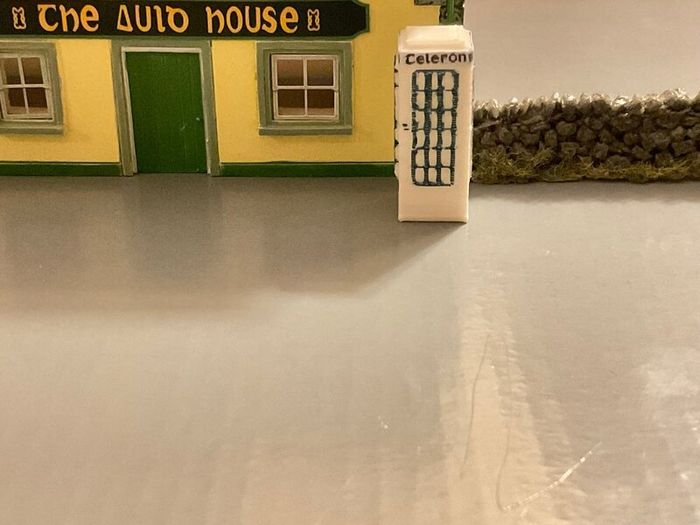 Irish model telephone box (1:72) - railway many available